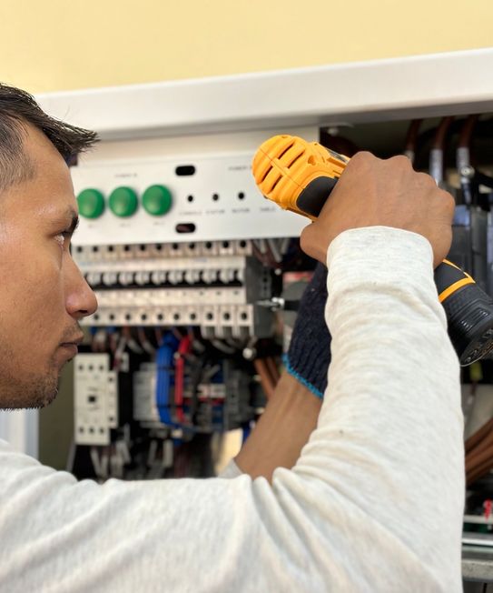 Elektromeister bei der Arbeit an einem Verteilerschrank