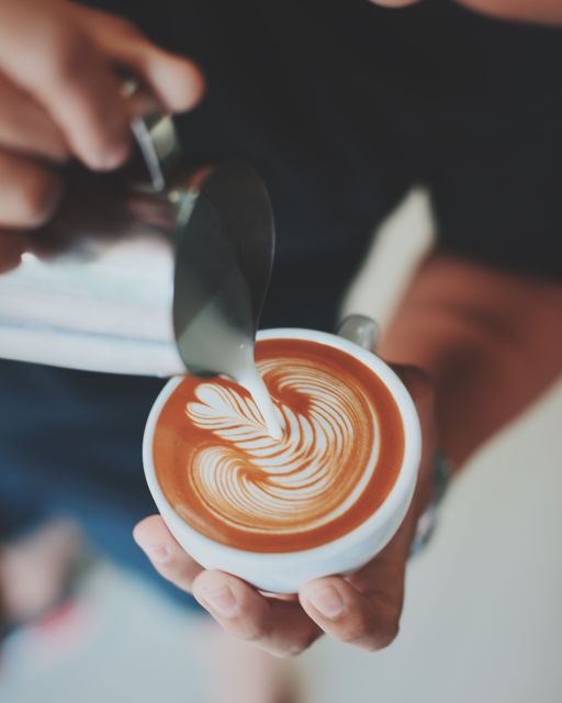 Barista bereitet Kaffee zu